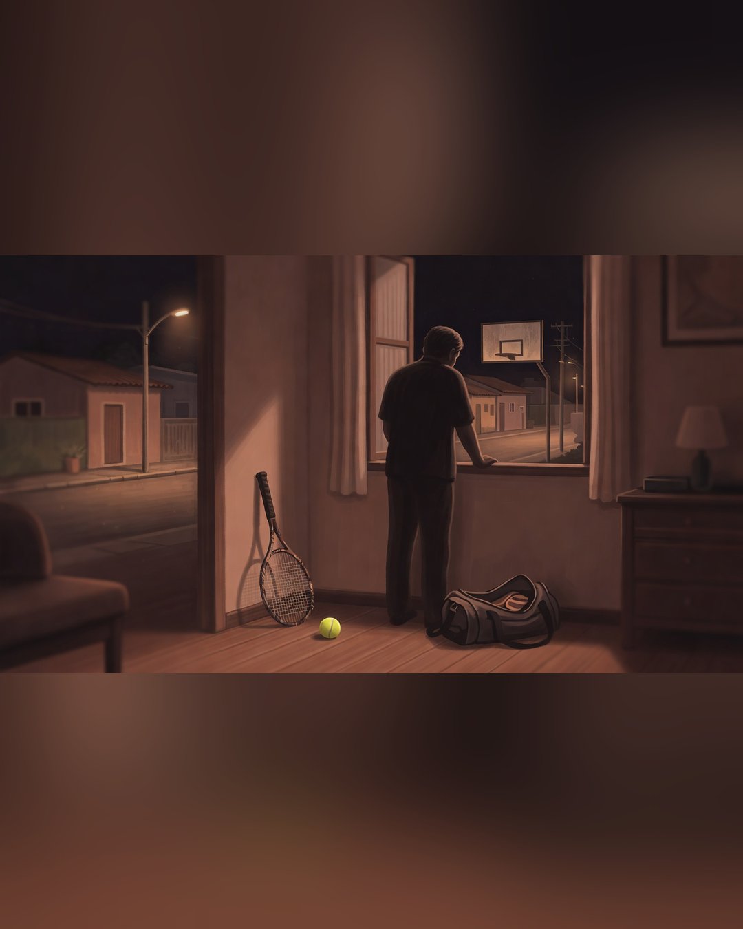 Pai de costas, de pé junto à janela de uma sala escura à noite, olhando a rua vazia. No chão, uma raquete de tênis encostada na parede, uma bola de tênis e uma mochila esportiva aberta. Pela janela se vê uma tabela de basquete do outro lado da rua.