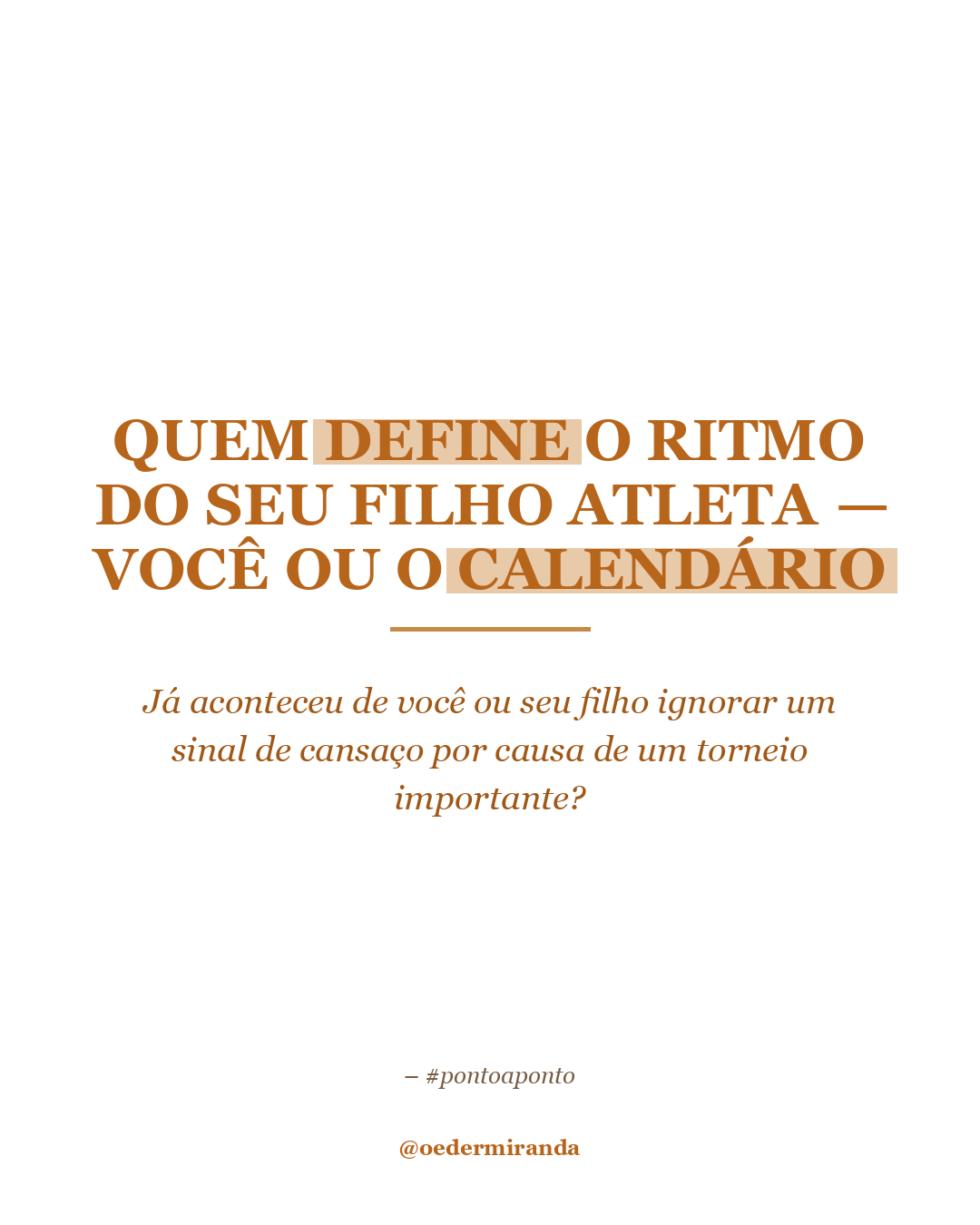 Pai sentado na arquibancada de uma quadra de saibro observando o filho adolescente treinar sozinho ao fundo, postura pensativa, luz de fim de tarde, distância entre os dois visível.